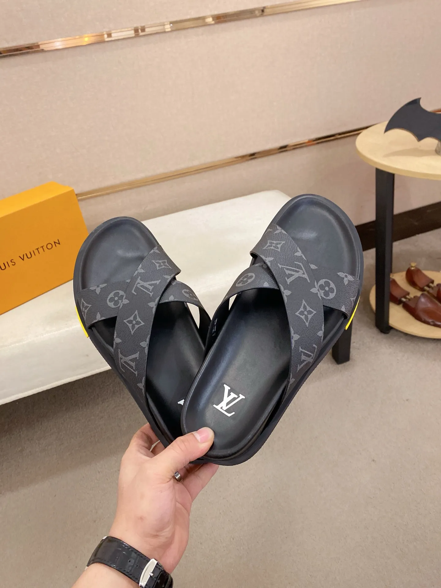 Factory price: 420💰Made by LV🔍Top purchasing agent. Men's spring and summer slippers are available at the same counter. The uppers are made of cowhide imported from Italy. High-quality craftsmanship, soles: original soles specially provided by the original factory, exclusive movable molded soles are super comfortable, original factory follow-up goods, 🔍🔍high quality, can be entered and exited the counter at will, welcome to compare, code number 38-44. Can be customized45